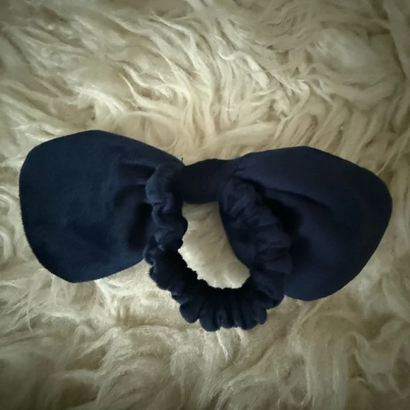 DENVER BRONCOS LELE SADOUGHI X
NFL NAVY BOW SCRUNCHIE - Picture 5 of 5